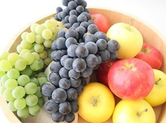 酵母を混ぜて発酵に使用されるブドウやリンゴ