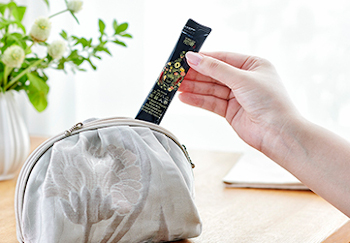 「マヌカハニー高麗人参」をポーチから取り出す様子