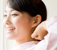 天然ハーブの力で頭痛改善効果を実感する女性